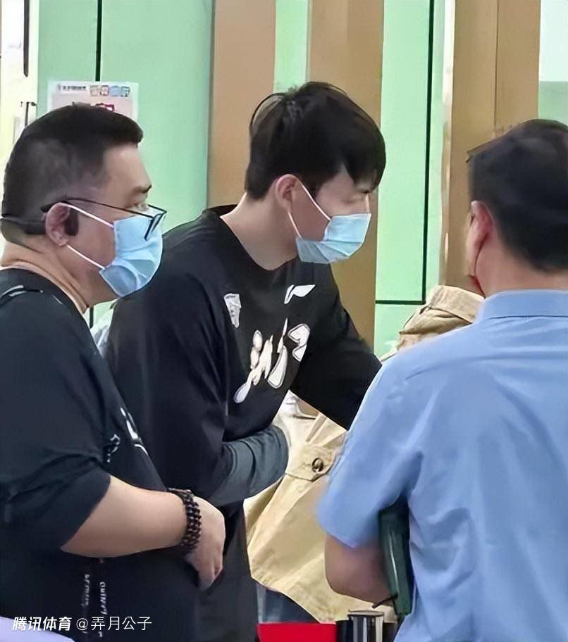 就在路演活动紧张进行的同时，片方发布一支口碑特辑，特辑中众星力赞《江湖儿女》，为贾樟柯镜头下的江湖世界助阵打call